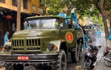 Quân đội phun hóa chất khử trùng ở TP Hội An