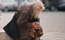 Nổi cáu vì người ăn mày dùng bát vỡ để xin nước uống, chàng trai lập tức nhận ngay 2 câu giáo huấn cả đời không quên