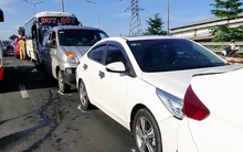 Tai nạn liên hoàn giữa 5 xe ô tô, cửa ngõ phía Tây TPHCM kẹt cứng