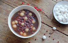 Chị em đua nhau mua chè đậu đỏ "thoát ế" trong ngày Thất Tịch, hàng quán đồng loạt thông báo giảm giá