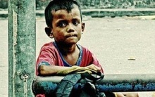 Đưa tiền nhờ 1 cậu bé đi mua bia nhưng mãi không thấy về, 3 ngày sau, đoàn thợ chụp ảnh chứng kiến cảnh tượng không ngờ tới