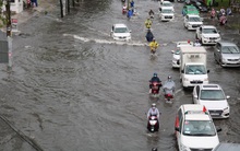 Cửa ngõ Sài Gòn ngập sâu, xe cộ chết máy hàng loạt trên đường