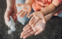Sử dụng nước xịt rửa tay mọi lúc mọi nơi: Cảnh báo nguy cơ nhiễm độc vì hàng giả