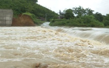 Mưa lớn ở Phú Thọ, TP. Việt Trì ngập trong biển nước, nhiều xã bị cô lập