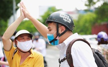 Chùm ảnh: Những khoảnh khắc đầy tiếng cười của học sinh và phụ huynh Hà Nội sau khi kết thúc môn thi đầu tiên