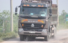 Xe quá tải, cơi nới tung hoành, tàn phá đê sông Hồng đoạn qua Hà Nội