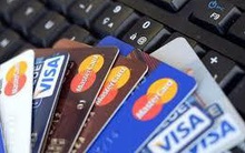 Phí dịch vụ “bủa vây” khách hàng, ngân hàng vẫn kém thu