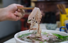 Quán phở sáng của ông chủ kỹ tính bậc nhất phố cổ Hà Nội: Dao thái thịt đố ai được động vào, vợ bán chung gần 30 năm vẫn không được đứng bếp!