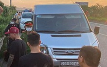 Khoảnh khắc chiến sĩ CSCĐ cố gắng bám chặt cần gạt nước xe khách trước khi ngã xuống đường và bị tông tử vong