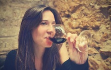 Phát hiện khoa học mới: Một ly vang đỏ tương đương 1 giờ tập vật vã tại phòng gym