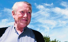 Tỷ phú hạnh phúc hơn bao giờ hết vì... cạn tiền trước khi qua đời: Chuyên bán hàng xa xỉ nhưng sống trong căn hộ như ký túc xá, suốt 40 năm nỗ lực để "cho đi"