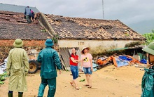 20 phút lốc xoáy làm tốc mái 60 ngôi nhà, nhiều tường rào sập đổ