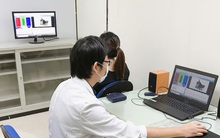 Cô gái đang làm việc đột nhiên sốt cao, suy nhược, đến bệnh viện khám mới biết là do thói quen tai hại này