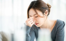 Ngồi trong nhà vệ sinh lâu, đột ngột đứng lên hoa mắt chóng mặt, không chỉ do thiếu máu mà còn có thể mắc 1 trong 3 căn bệnh có khả năng đột quỵ