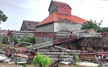 Sau bão, nhiều hộ dân vẫn bị cô lập trong "biển" nước, cột viễn thông cao cả trăm mét bị xô đổ
