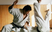 Gửi con lên chùa để sửa tính nhút nhát, 3 tháng sau, ông bố phải xấu hổ vì phản ứng của mình khi xem con thi đấu karate