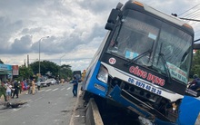 Hành khách hoảng loạn chứng kiến xe khách tông chết người rồi chạy trên dải phân cách