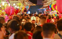 [Ảnh] Người dân chen chân check-in ở phố đèn lồng Sài Gòn trước Trung thu