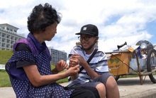 Bị bạn bè tẩy chay vì nhà nghèo, bé trai 14 tuổi vẫn bình thản làm một việc và lời tâm sự khiến ai cũng phải nức nở