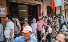 Đến hẹn lại lên: Người Hà Nội kiên nhẫn xếp hàng dài đợi mua bánh Trung thu Bảo Phương