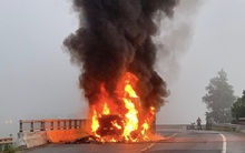 Xe container bốc cháy dữ dội, tài xế bung cửa thoát thân