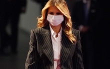 Đệ nhất phu nhân Mỹ Melania Trump đóng bộ suit hàng hiệu cùng gia đình chạm trán quý phu nhân phía đối thủ Joe Biden trong cuộc tranh luận Tổng thống