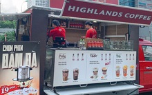 Highlands Coffee đổ bộ đường phố Hà Nội: Đầu tư hẳn ô tô lưu động, giá rẻ hơn 16.000 đồng