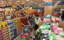 Hàng Tết dồi dào, giá cả ổn định