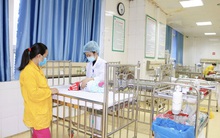 Bác sĩ Nhi cảnh báo: Thường xuyên rửa mũi cho trẻ tưởng tốt hoá ra nguy hại vô cùng