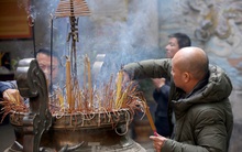 Nhiều người Hà Nội tranh thủ nghỉ trưa đi lễ 'Tứ trấn' ngày mùng 1 cuối cùng của năm