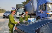 Triệt phá đường dây cực lớn dùng 14 xe container chở hàng lậu từ Trung Quốc về