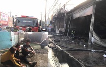 Nhiều người ôm mặt khóc nhìn lửa thiêu rụi đại lý xe máy và tiệm giày dép