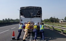 Tài xế dừng xe trên cao tốc TP. HCM – Trung Lương để... ngủ