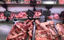 Rau trái tăng giá, thịt heo nóng 'phỏng tay'