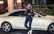 Ô tô đính 1.000.000 viên pha lê lấp lánh thì trông sẽ như thế nào? Nếu bạn chưa tưởng tượng ra thì hãy xem chiếc Mercedes từng gây "náo loạn" MXH này