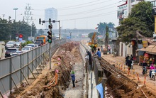 Cận cảnh thi công thay bờ đê đất bằng tường chắn, mở rộng đường Âu Cơ lên 4 làn xe