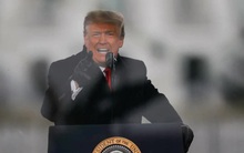 Hy hữu trong cuộc tấn công Điện Capitol: Người biểu tình Mỹ vác bục phát biểu của Hạ viện đi bán đấu giá?