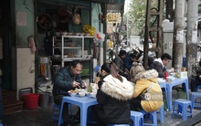 Chùm ảnh: Hà Nội rét kỷ lục, chạm ngưỡng 10 độ nhưng quán xá vẫn tấp nập, dân tình xì xụp ăn uống đủ các món mùa đông