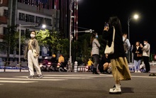 Bất chấp nguy hiểm chụp ảnh 'sống ảo' bên hầm chui cầu sông Hàn