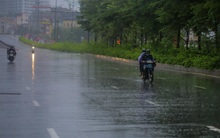 Người dân Thủ đô đón cái lạnh đầu mùa kèm mưa