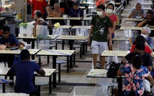 Covid-19: Tiêm đủ 83% dân số, tại sao Singapore vẫn "run chân quá mức"?