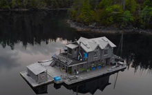 Ông lão mua một căn nhà rộng 70m2 trên mặt nước, sống nhàn nhã một mình hơn 30 năm: 'Không bị vật chất bó buộc, thế giới tinh thần trở nên phong phú hơn!'