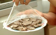 Cứ tưởng bảo quản thịt ăn còn thừa thế này là yên tâm không sợ nhiễm khuẩn nhưng nghe chuyên gia chỉ ra sự thật nhiều người sẽ hối hận