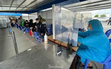 Người dân xếp hàng chờ khai báo y tế để vào Quảng Ninh