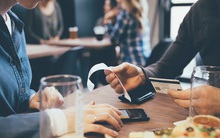 Mời sếp đi ăn, ai ngờ bị sếp "dắt mũi" rủ bạn bè kéo đến nhà hàng đắt tiền, tôi nên làm thế nào?