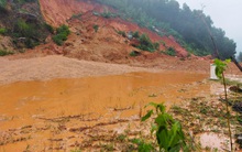 Đường ven biển ở Hà Tĩnh sạt lở nghiêm trọng