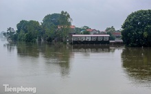 Cận cảnh hơn trăm hộ dân ở Hà Nội bị cô lập giữa biển nước