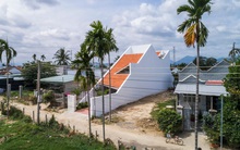 Lạ mắt với nhà ống 2 tầng dùng mái ngói làm mặt tiền