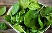 Ai cũng phải "trả giá" nếu ăn cải bó xôi với 4 thực phẩm này: Bổ dưỡng mấy cũng thành thuốc độc, đau ruột, hại thận, cẩn trọng kẻo có ngày nhập viện