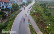 Mưa lớn kéo dài, nhiều đoạn đê sông Đáy nứt toác, sụt lú